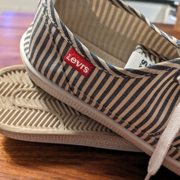 Levi's Running Shoes size 9. - Picture 4 of 9